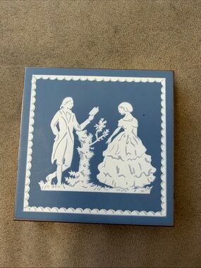 Wedgewood Design antique compact